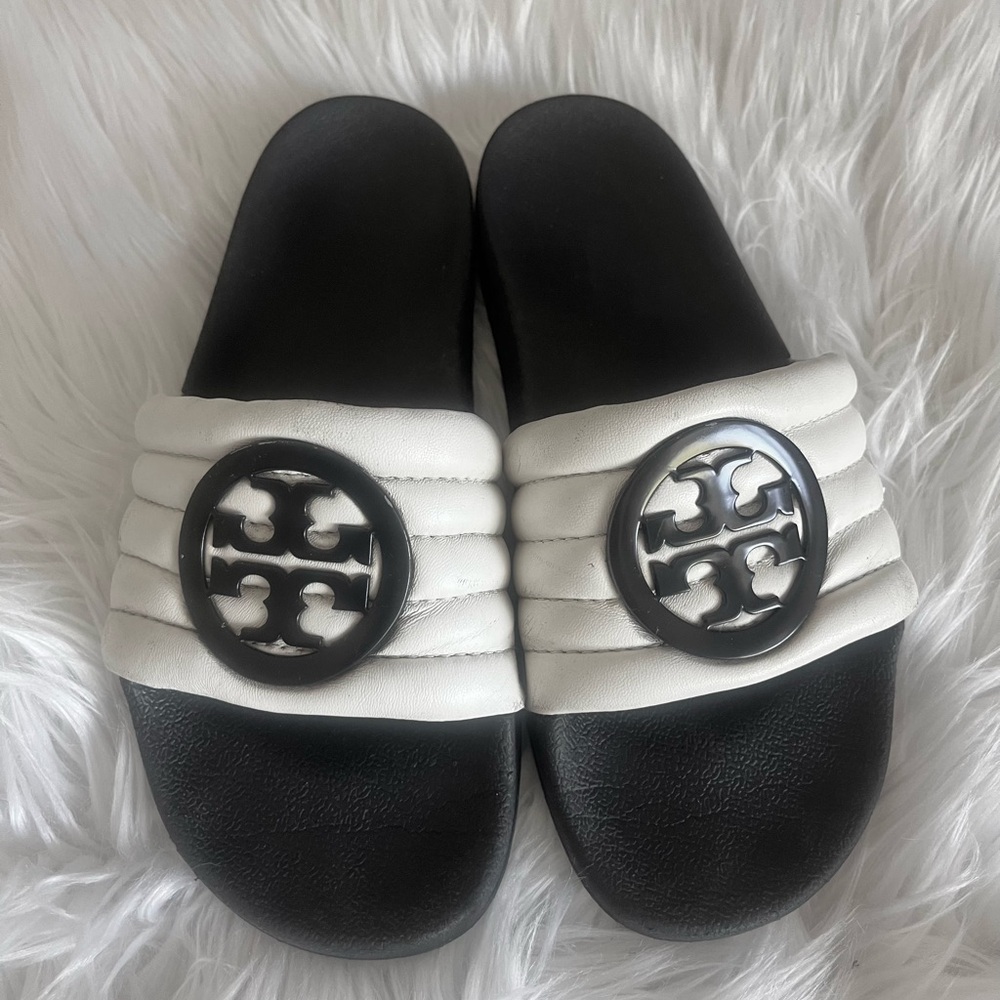 🦩CLEARANCE🦩 Tory Burch Black and White Logo Slides